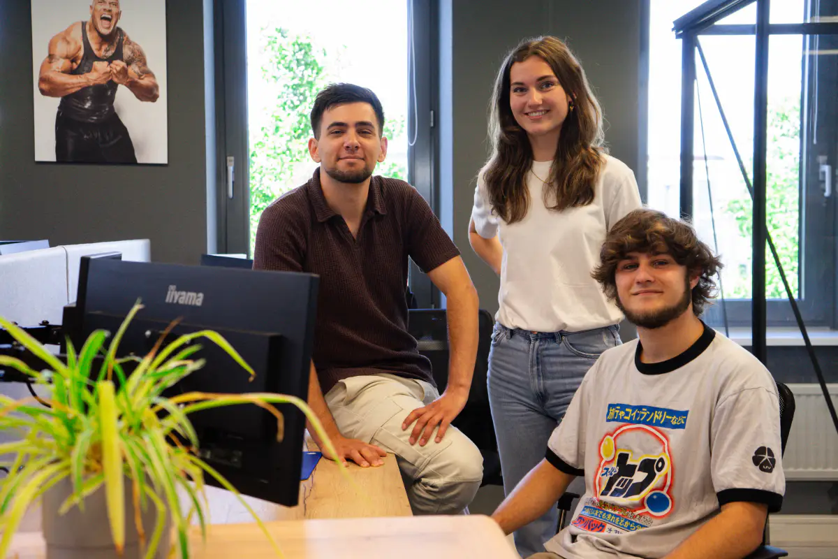 Het team van Totstraksonline achter de computer