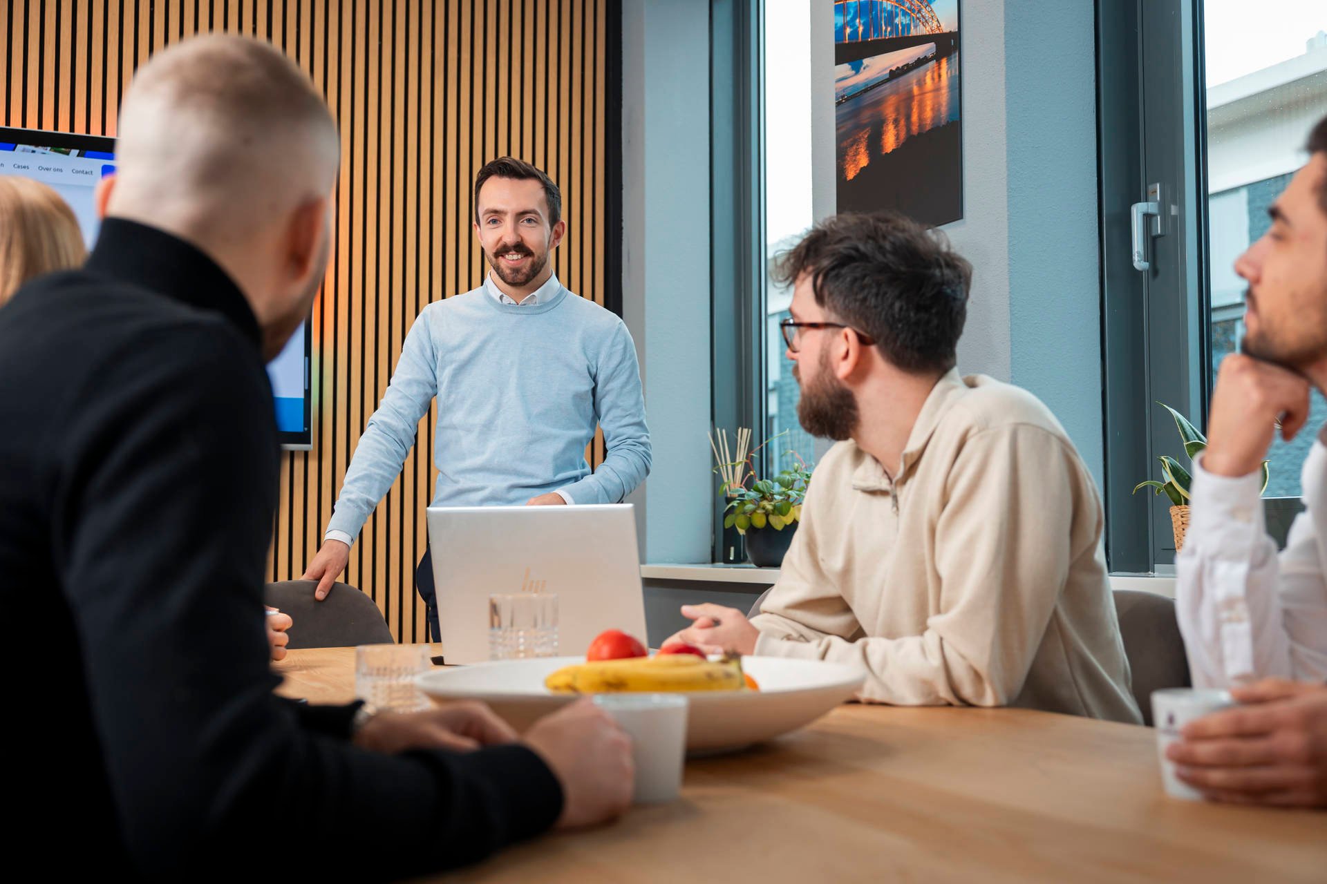 Drie personen die met elkaar ping-pongen