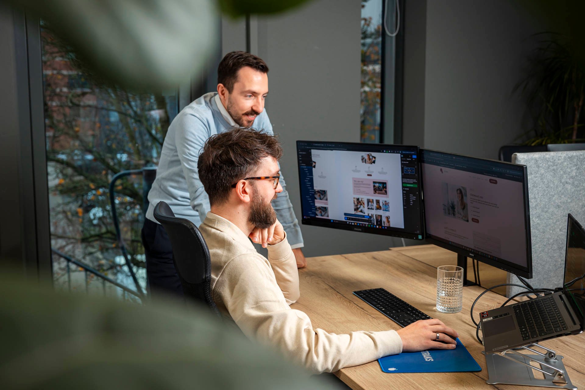 Het team van Totstraksonline achter de computer